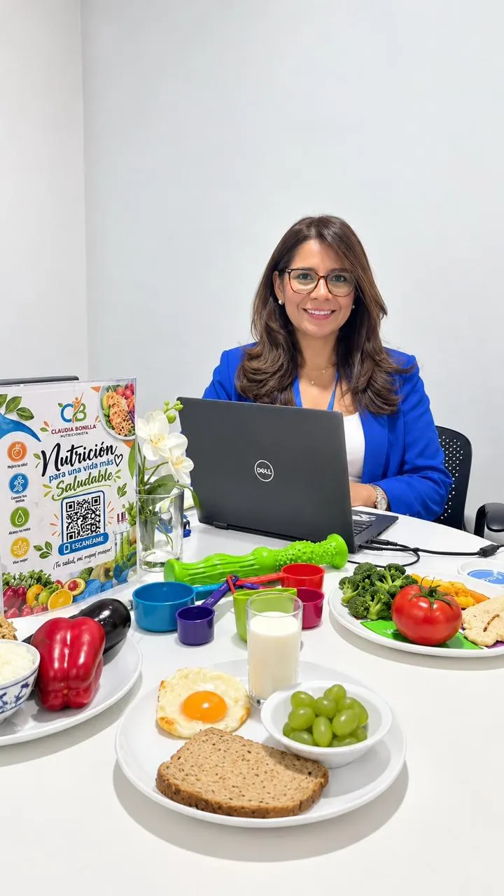 Mgtr. Claudia Bonilla en su consultorio, con su laptop y un desayuno balanceado sobre la mesa